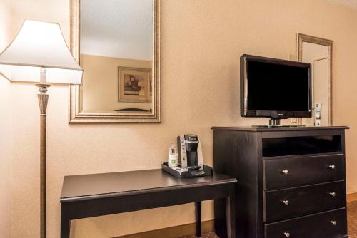 This photo about Holiday Inn Perrysburg French Quarter shared on HyHotel.com