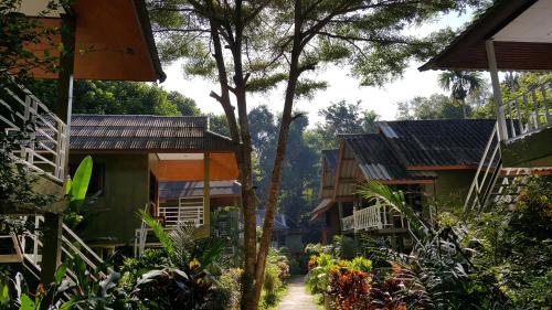 Garden, Khao Sok Jungle Huts Resort in Khao Sok (Suratthani) Garden, Khao Sok Jungle Huts Resort in Khao Sok (Suratthani)