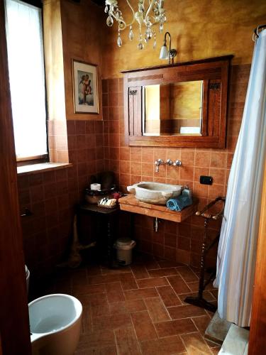Bathroom, Il Casale Dorato in Appignano Bathroom, Il Casale Dorato in Appignano