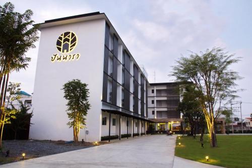 Entrance, Pannara Hotel in Lopburi Entrance, Pannara Hotel in Lopburi