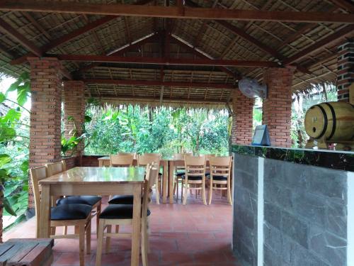 Restauracja, Quoc Phuong Riverside Homestay in Ben Tre Restauracja, Quoc Phuong Riverside Homestay in Ben Tre