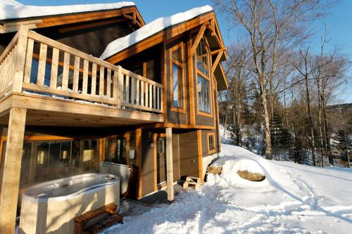 Exterior view, Chalet 31 Chemin Blanc by Les Chalets Alpins in Stoneham (QC) Exterior view, Chalet 31 Chemin Blanc by Les Chalets Alpins in Stoneham (QC)