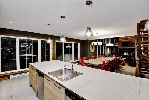 Le Sto Shack 25 Chemin Blanc by Les Chalets Alpins in Stoneham (QC) Le Sto Shack 25 Chemin Blanc by Les Chalets Alpins in Stoneham (QC)