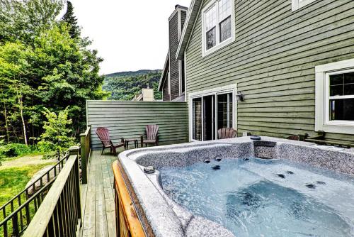 Hot tub, Chalet 9010 Chemin des Alpages by Les Chalets Alpins in Stoneham (QC) Hot tub, Chalet 9010 Chemin des Alpages by Les Chalets Alpins in Stoneham (QC)