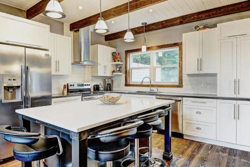 Kitchen, Chalet 9010 Chemin des Alpages by Les Chalets Alpins in Stoneham (QC) Kitchen, Chalet 9010 Chemin des Alpages by Les Chalets Alpins in Stoneham (QC)