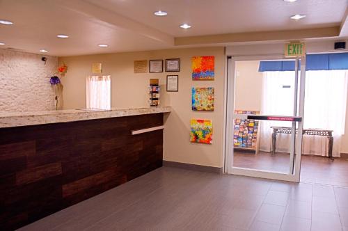 Lobby, Super 8 by Wyndham Irving/DFW Apt/North in Irving Lobby, Super 8 by Wyndham Irving/DFW Apt/North in Irving