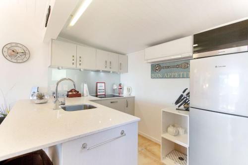 ห้องครัว, Villa Topaz at Palm Beach by Waiheke Unlimited in เกาะไวฮิกิ ห้องครัว, Villa Topaz at Palm Beach by Waiheke Unlimited in เกาะไวฮิกิ