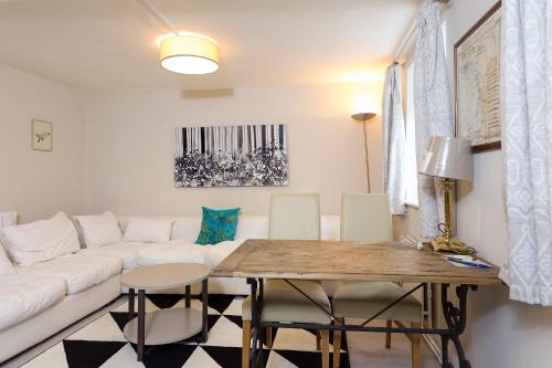 This photo about Incredible 2 Bedroom Flat next to Westminster Abbey shared on HyHotel.com