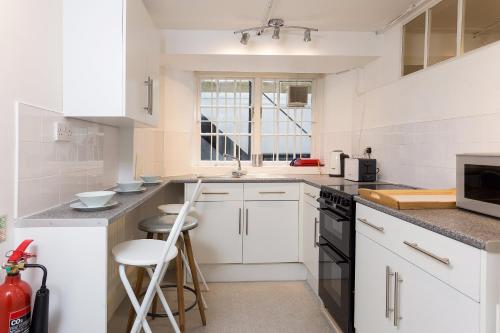 This photo about Incredible 2 Bedroom Flat next to Westminster Abbey shared on HyHotel.com