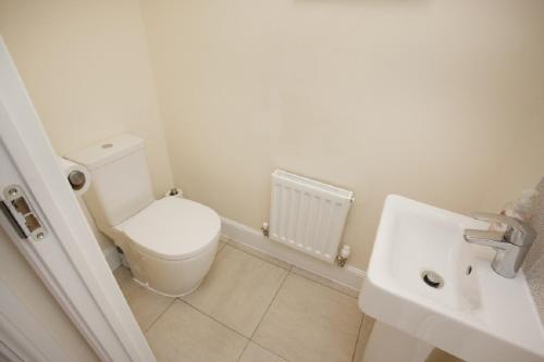 Bathroom, DBS Serviced Apartments - The Stretton near East Midlands Airport Bathroom, DBS Serviced Apartments - The Stretton near East Midlands Airport
