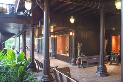 Exterior view, Chuchaiburi Sri Amphawa in Amphawa (Samut Songkhram) Exterior view, Chuchaiburi Sri Amphawa in Amphawa (Samut Songkhram)