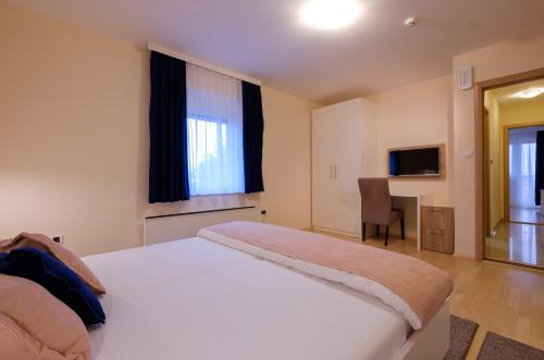 This photo about Airport Hotel Garni shared on HyHotel.com
