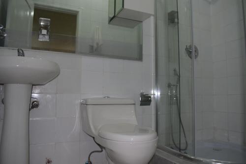 Bathroom, Alojamiento Verdi, Entre Rios,Guayaquil, Ecuador in Samborondon Bathroom, Alojamiento Verdi, Entre Rios,Guayaquil, Ecuador in Samborondon