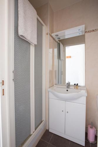 Bathroom, Apart By Jo in Saint-Germain-en-Laye Bathroom, Apart By Jo in Saint-Germain-en-Laye