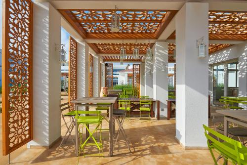 酒吧/Lounge Bar, 薩伊迪耶海灘麗笙藍標度假村 (Radisson Blu Resort, Saidia Beach) in 薩伊迪耶 酒吧/Lounge Bar, 薩伊迪耶海灘麗笙藍標度假村 (Radisson Blu Resort, Saidia Beach) in 薩伊迪耶