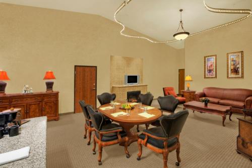 Közös társalgó / TV, Rushmore Express & Suites in Keystone (Dél-Dakota) Közös társalgó / TV, Rushmore Express & Suites in Keystone (Dél-Dakota)