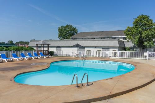Swimming pool, Days Inn & Suites by Wyndham Columbus East Airport in Columbus (OH) Swimming pool, Days Inn & Suites by Wyndham Columbus East Airport in Columbus (OH)