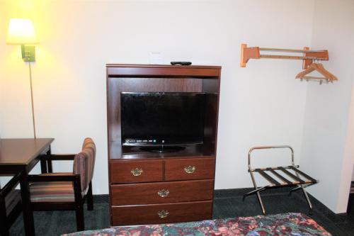 This photo about AmeriVu Inn & Suites Cumberland shared on HyHotel.com