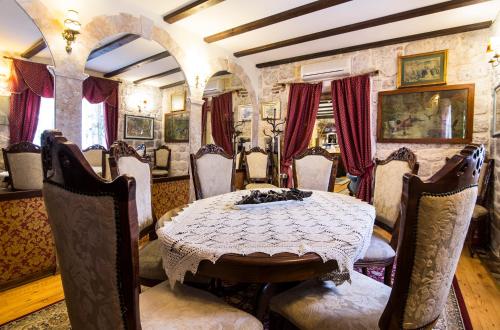Pub/Lounge, Heritage Hotel Pasike in Trogir Old Town Pub/Lounge, Heritage Hotel Pasike in Trogir Old Town
