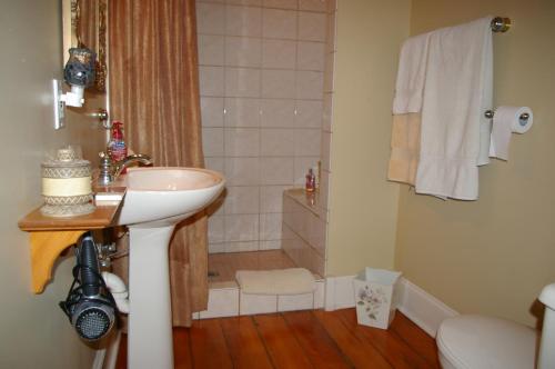 This photo about Royal Manor Bed & Breakfast shared on HyHotel.com