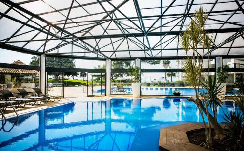 Úszómedence, Pestana Cascais Ocean and Conference Aparthotel in Bairro do Rosario Úszómedence, Pestana Cascais Ocean and Conference Aparthotel in Bairro do Rosario