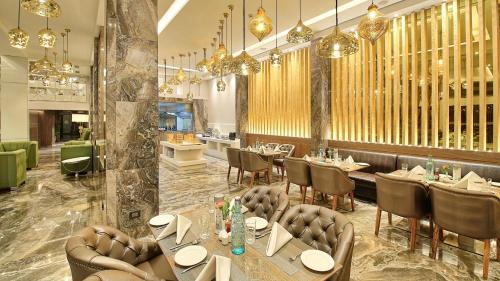 Restaurant, Golden Tulip Essential Jaipur in Jaipur Restaurant, Golden Tulip Essential Jaipur in Jaipur