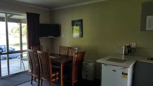 Kitchen, High Country Lodge, Motels & Backpackers in Twizel Kitchen, High Country Lodge, Motels & Backpackers in Twizel