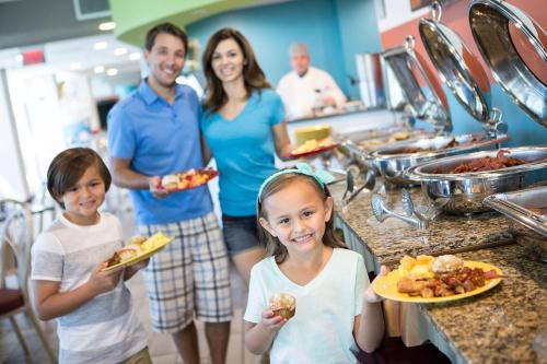 Restaurang, Crown Reef Beach Resort and Waterpark near Myrtle Beach Flea Market Restaurang, Crown Reef Beach Resort and Waterpark near Myrtle Beach Flea Market