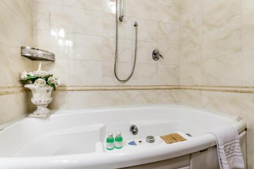 Bathroom, Luxury Rooms H 2000 Roma in Trevi Bathroom, Luxury Rooms H 2000 Roma in Trevi