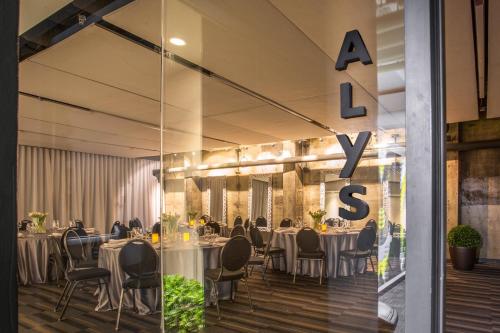 Banquet hall, Hotel Zero 1 Montreal in Montreal (QC) Banquet hall, Hotel Zero 1 Montreal in Montreal (QC)