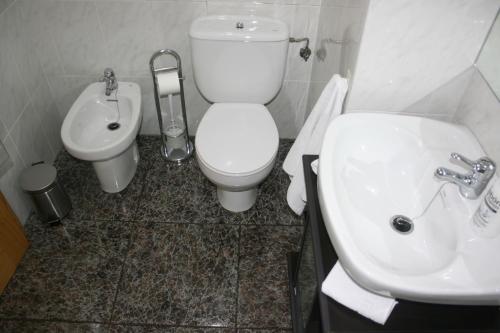 Bathroom, Esera Dos Catedrales in Villanova Bathroom, Esera Dos Catedrales in Villanova