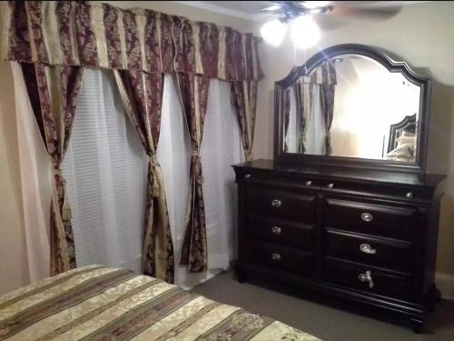 在meiguo.com看到的JARVIS West Blvd 6BD Villa by Edgewater Park & Downtown的介绍图片