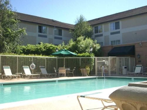 Úszómedence, Extended Stay America Suites - Pleasanton - Chabot Dr. in Pleasanton Úszómedence, Extended Stay America Suites - Pleasanton - Chabot Dr. in Pleasanton