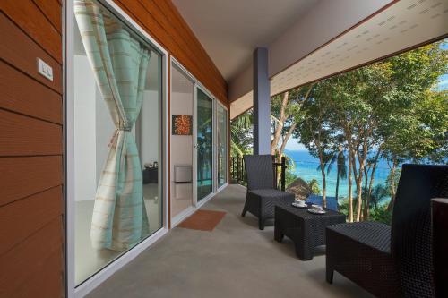 Balcony/terrace, The Cove Phi Phi in Rantee Bay Balcony/terrace, The Cove Phi Phi in Rantee Bay