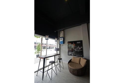 Lobby, The Lively Hotel Kualanamu Airport Medan in Deli Serdang Lobby, The Lively Hotel Kualanamu Airport Medan in Deli Serdang