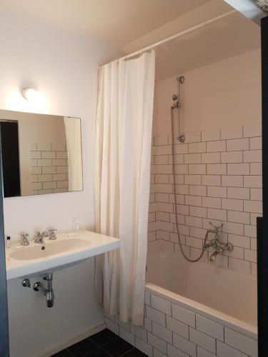 This photo about Hotel O Ieper shared on HyHotel.com