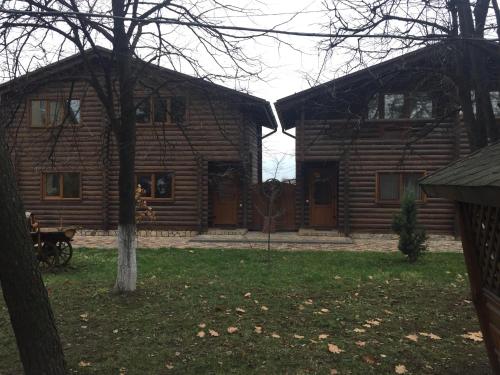 Indgang, Podilskii Dvir in Polevaja Indgang, Podilskii Dvir in Polevaja
