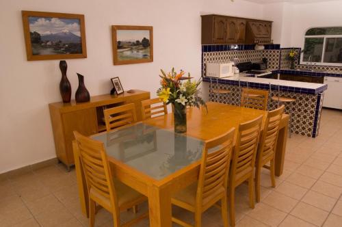 This photo about Family&Groups Steps from Beach, Villa Oceano, 4 BR shared on HyHotel.com