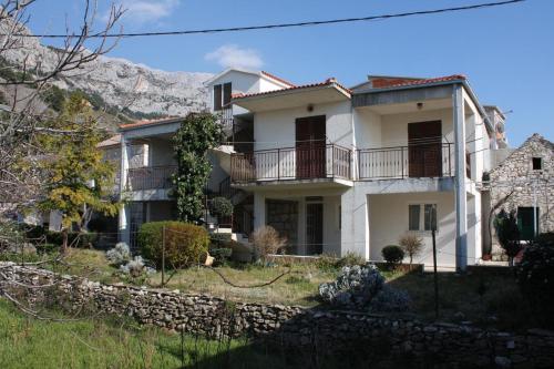 Hotel Apartments with a parking space Brela, Makarska - 4872