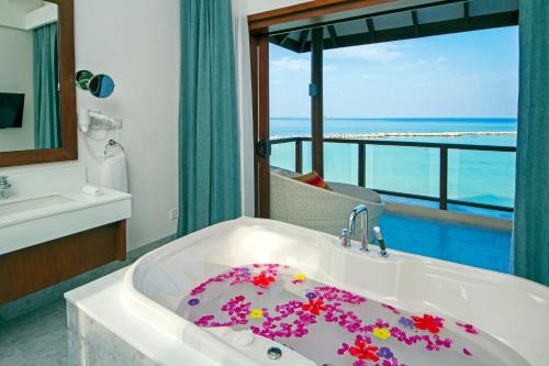 حمام, سامر إيلاند مالديفس (Summer Island Maldives) in نورث مالى أتول حمام, سامر إيلاند مالديفس (Summer Island Maldives) in نورث مالى أتول