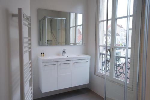 Bathroom, Apart By Jo in Saint-Germain-en-Laye Bathroom, Apart By Jo in Saint-Germain-en-Laye