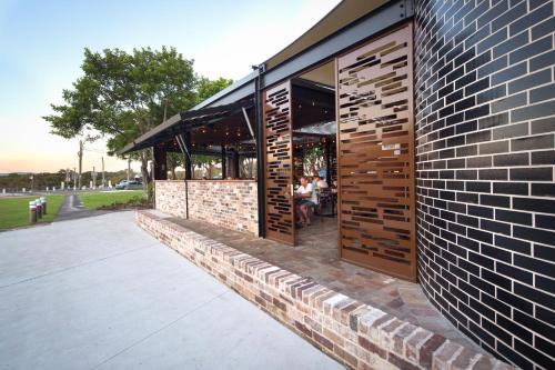 Pintu masuk, Bayview Hotel Woy Woy in Central Coast Pintu masuk, Bayview Hotel Woy Woy in Central Coast