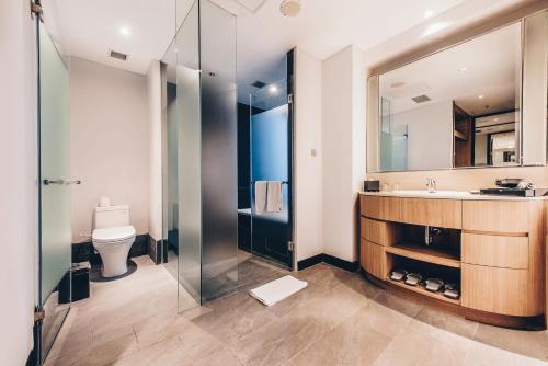 Bathroom, Enso Hotel in Cikarang Bathroom, Enso Hotel in Cikarang