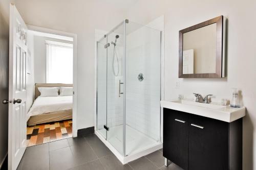 This photo about Les Residences du Parc Mont Royal shared on HyHotel.com