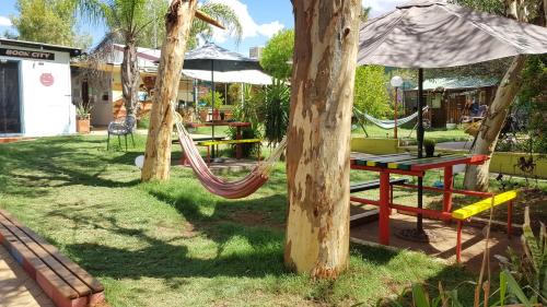 Garden, Alice's Secret Travellers Inn in Alice Springs Garden, Alice's Secret Travellers Inn in Alice Springs