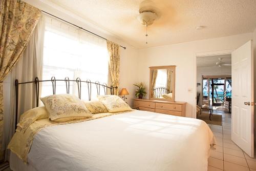 Hollywood Beach Suites Turks and Caicos in Уитби Hollywood Beach Suites Turks and Caicos in Уитби