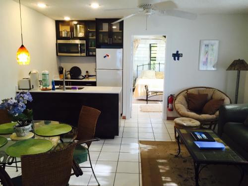 Экстерьер, Hollywood Beach Suites Turks and Caicos in Уитби Экстерьер, Hollywood Beach Suites Turks and Caicos in Уитби
