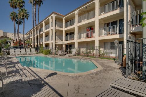 Swimming pool, Vagabond Inn Glendale in Glendale Swimming pool, Vagabond Inn Glendale in Glendale
