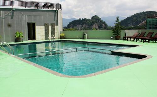 Swimming pool, Tower Regency Hotel & Apartments near Lou Wong Bean Sprout Chicken Swimming pool, Tower Regency Hotel & Apartments near Lou Wong Bean Sprout Chicken