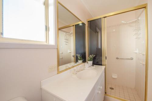 Bathroom, Alpine Drovers Rest in Dalgety Bathroom, Alpine Drovers Rest in Dalgety